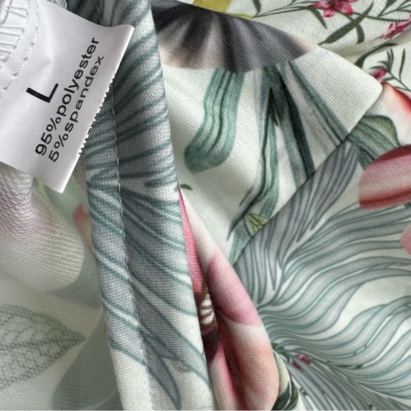 Tropical Print Loungewear Shorts – Size Large, 4 Pockets, Soft & Stretchy - Picture 5 of 5